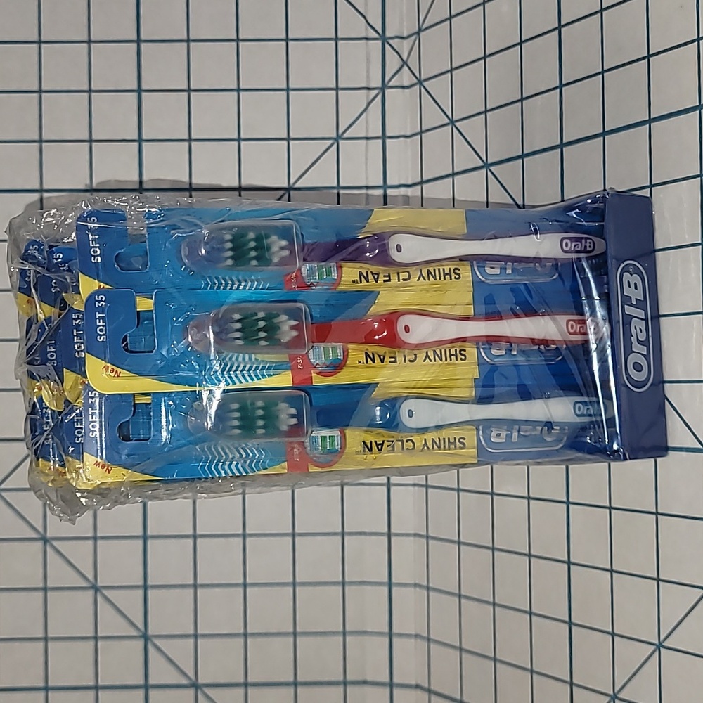 Set Of 12 "Soft 35" Oral-B Shiny Clean Toothbrush Set.  NIP‎